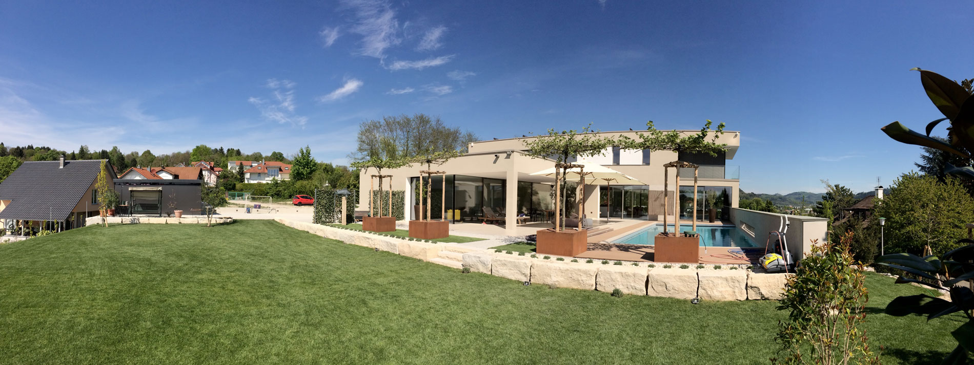 Moderne Villa mit Pool und gepflegtem Garten